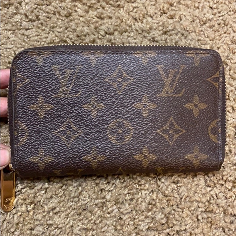 AUTHENTIC perfect used condition LV Zippy wallet
